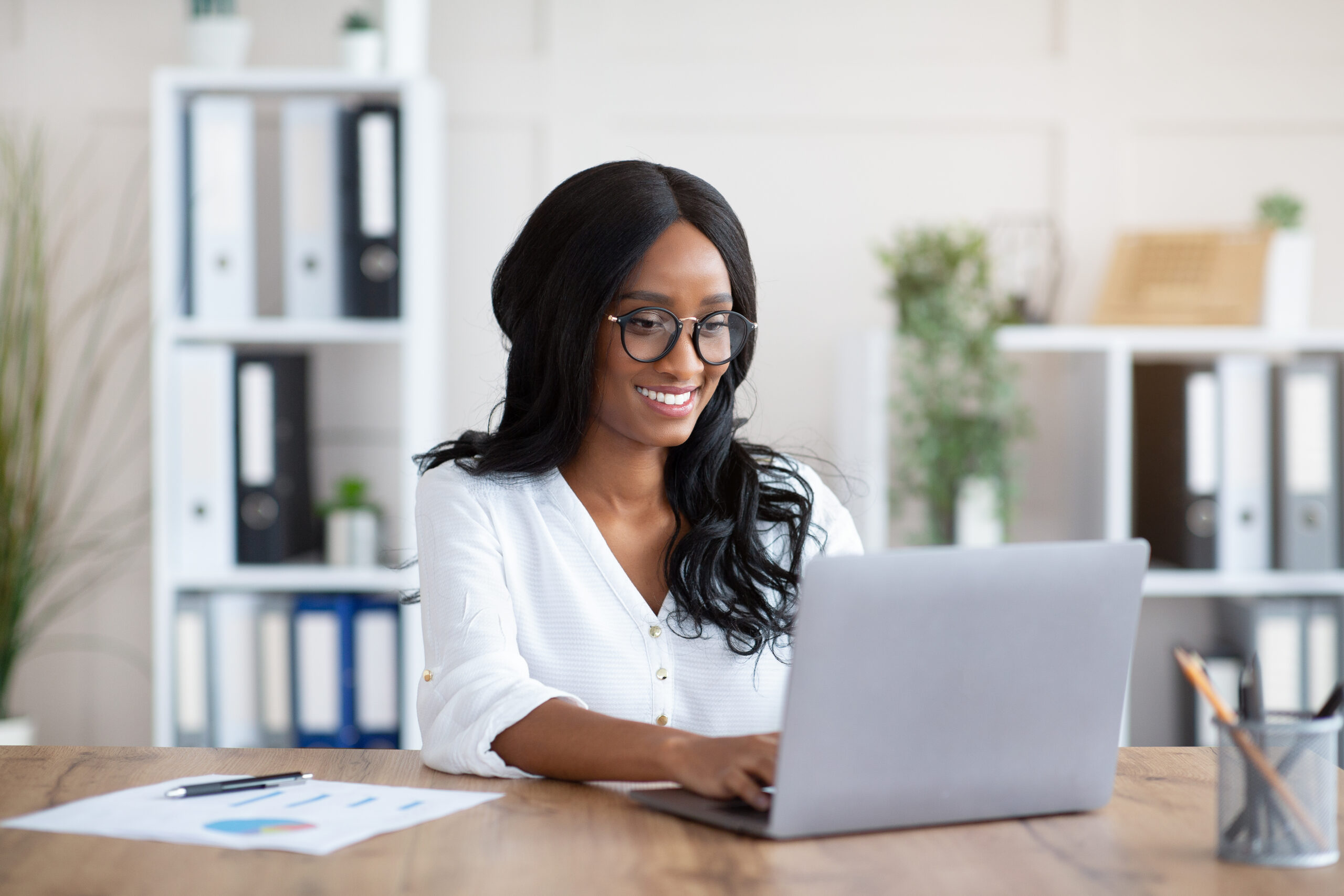 Beautuful,Black,Businesswoman,Working,With,Laptop,Computer,At,Desk,In